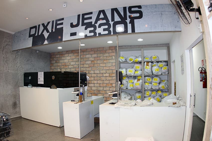 Fotografia do projeto Projeto de Arquitetura Comercial Loja Física de Moda - Dixie Jeans da Parm Arquitetura